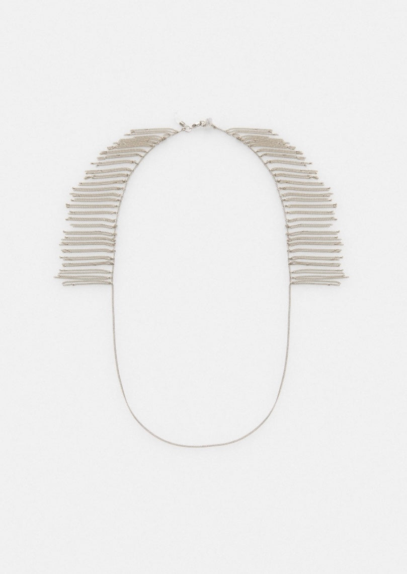 silberne Brillenkette, die vom Start an der Brille bis zu den Schultern silberne Kettenfransen hat