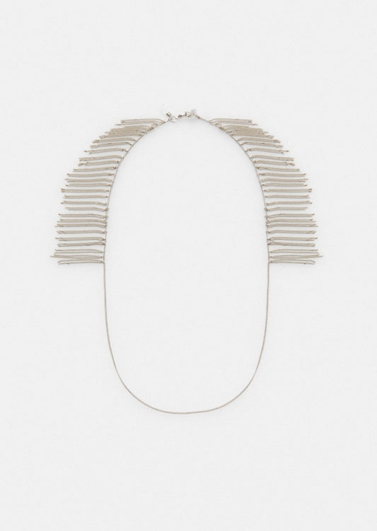 silberne Brillenkette, die vom Start an der Brille bis zu den Schultern silberne Kettenfransen hat