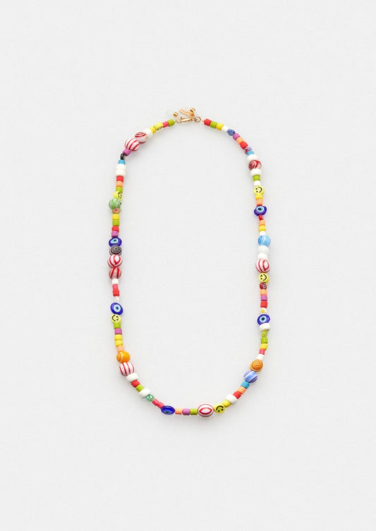 Bunte Brillenkette mit Schmuckperlen. Die Schmuckperlen haben teilweise Muster, das sehende Auge oder Smileys aufgedruckt.