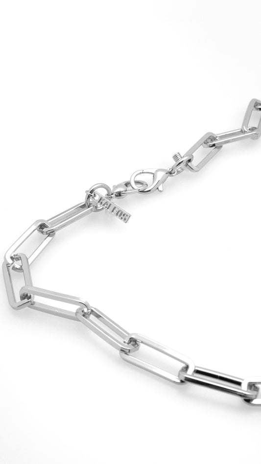 Nahaufnahme einer Brillenkette aus silbernen, eckigen, großen Kettengliedern