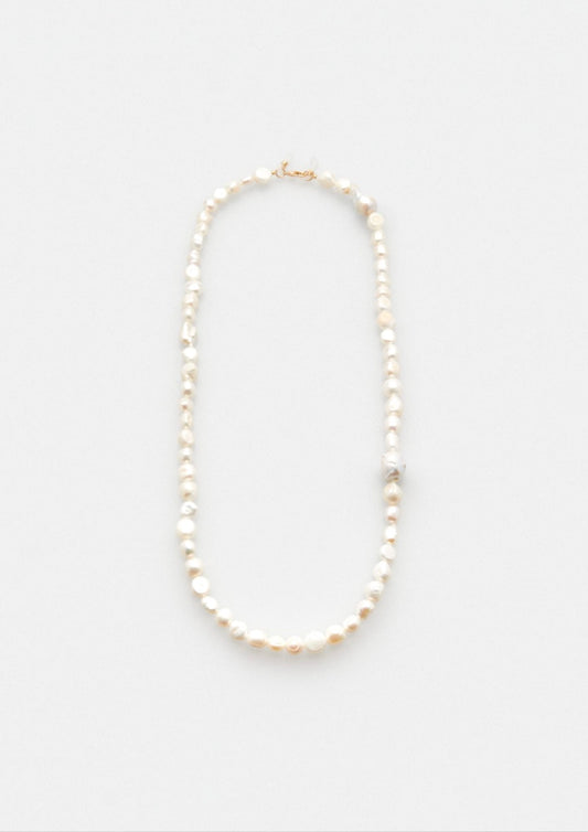 Perlenkette bestehend aus perlmuttfarbenen, unebenen Perlen