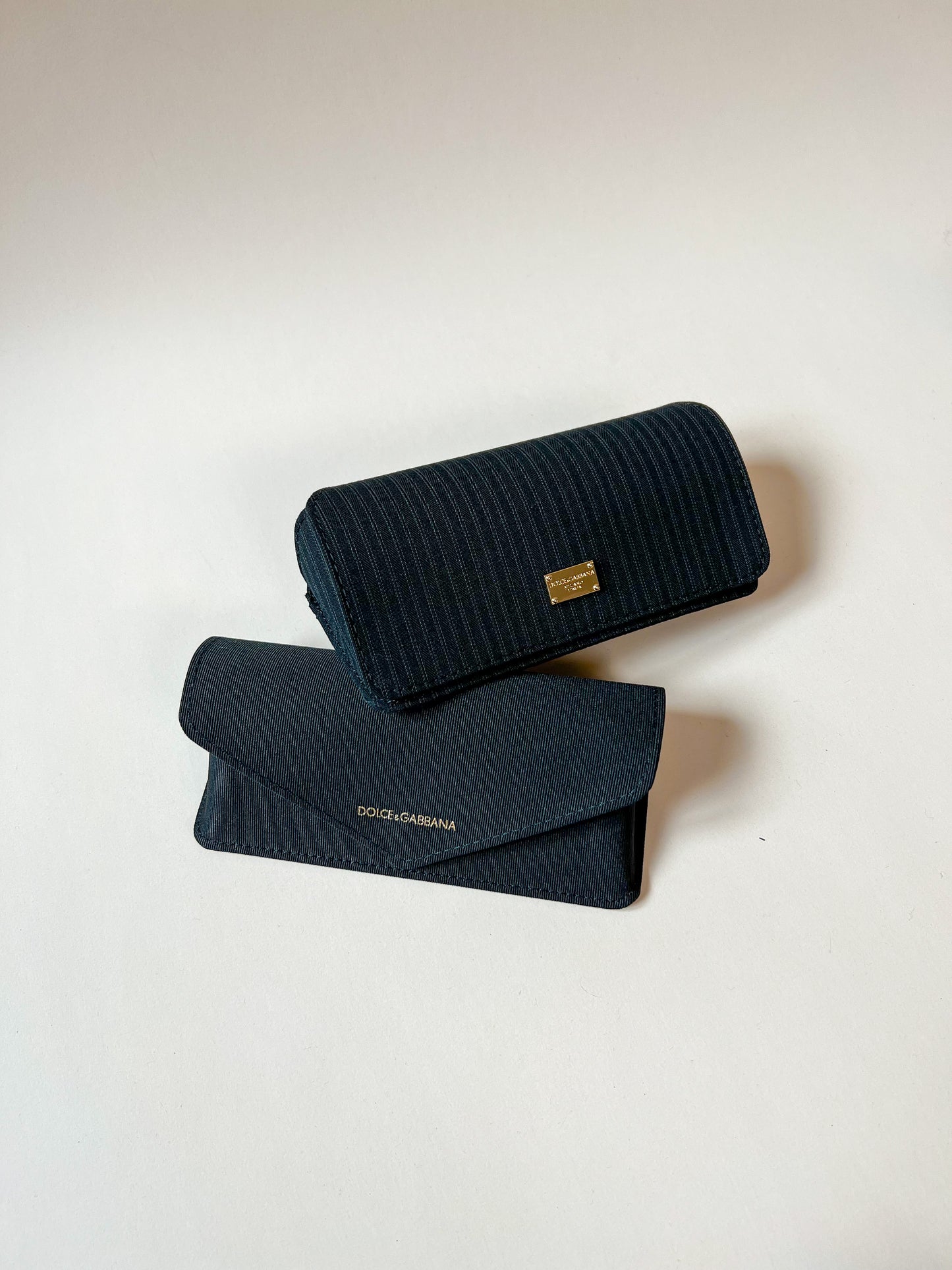 Zwei schwarze Dolce & Gabbana Etuis in verschiedenen Musterungen