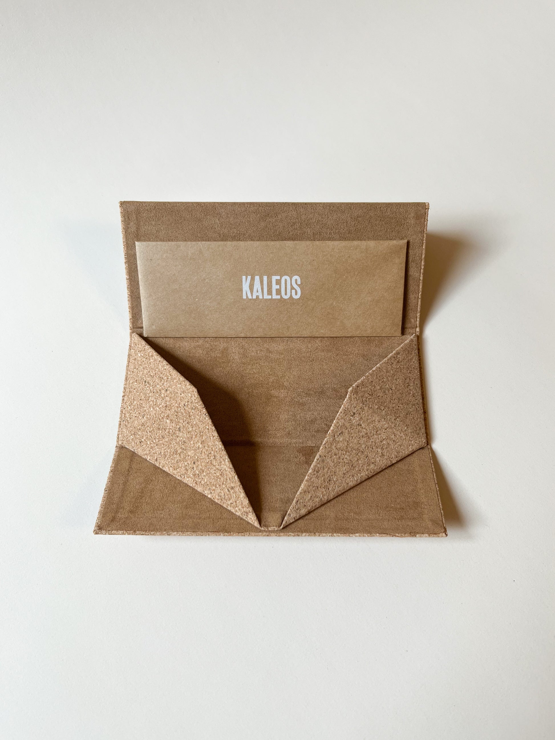 Kaleos Etui aus Korg geöffnet