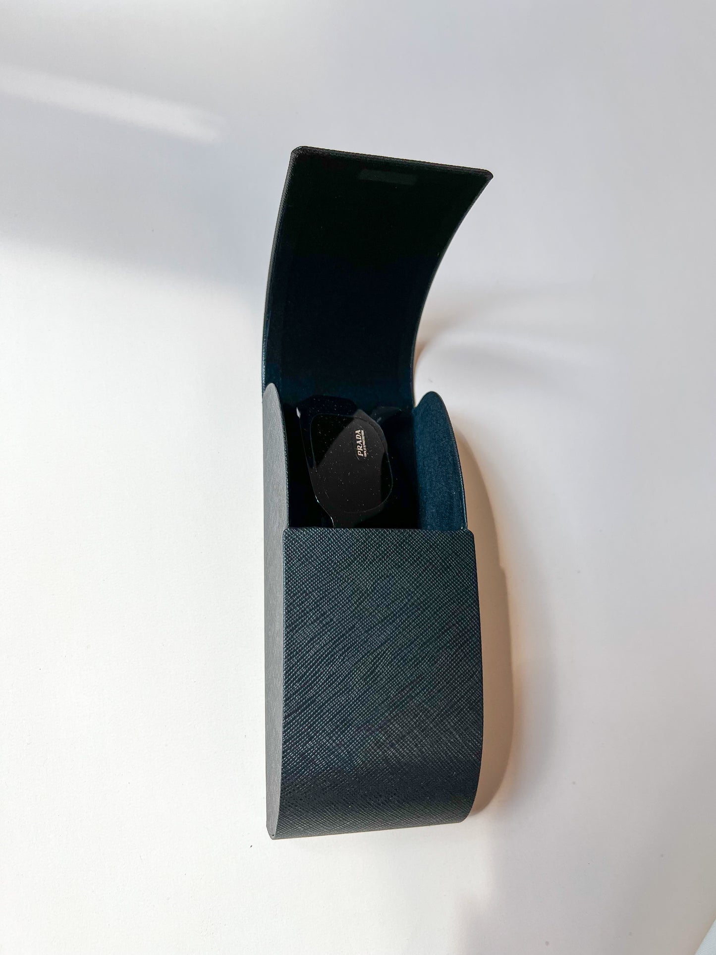 Prada Brillenetui schwarz offen