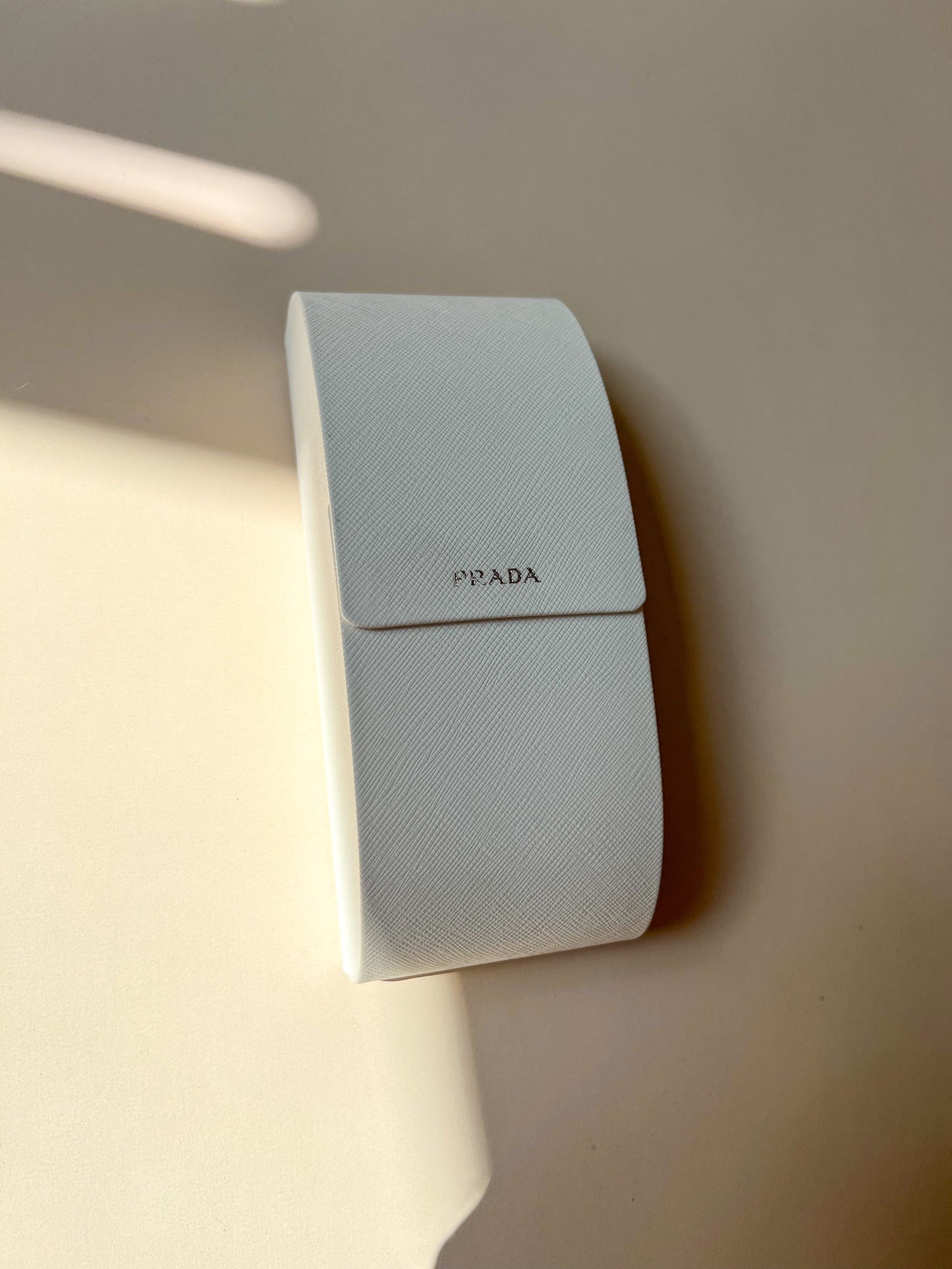 Prada Brillenetui weiß geschlossen