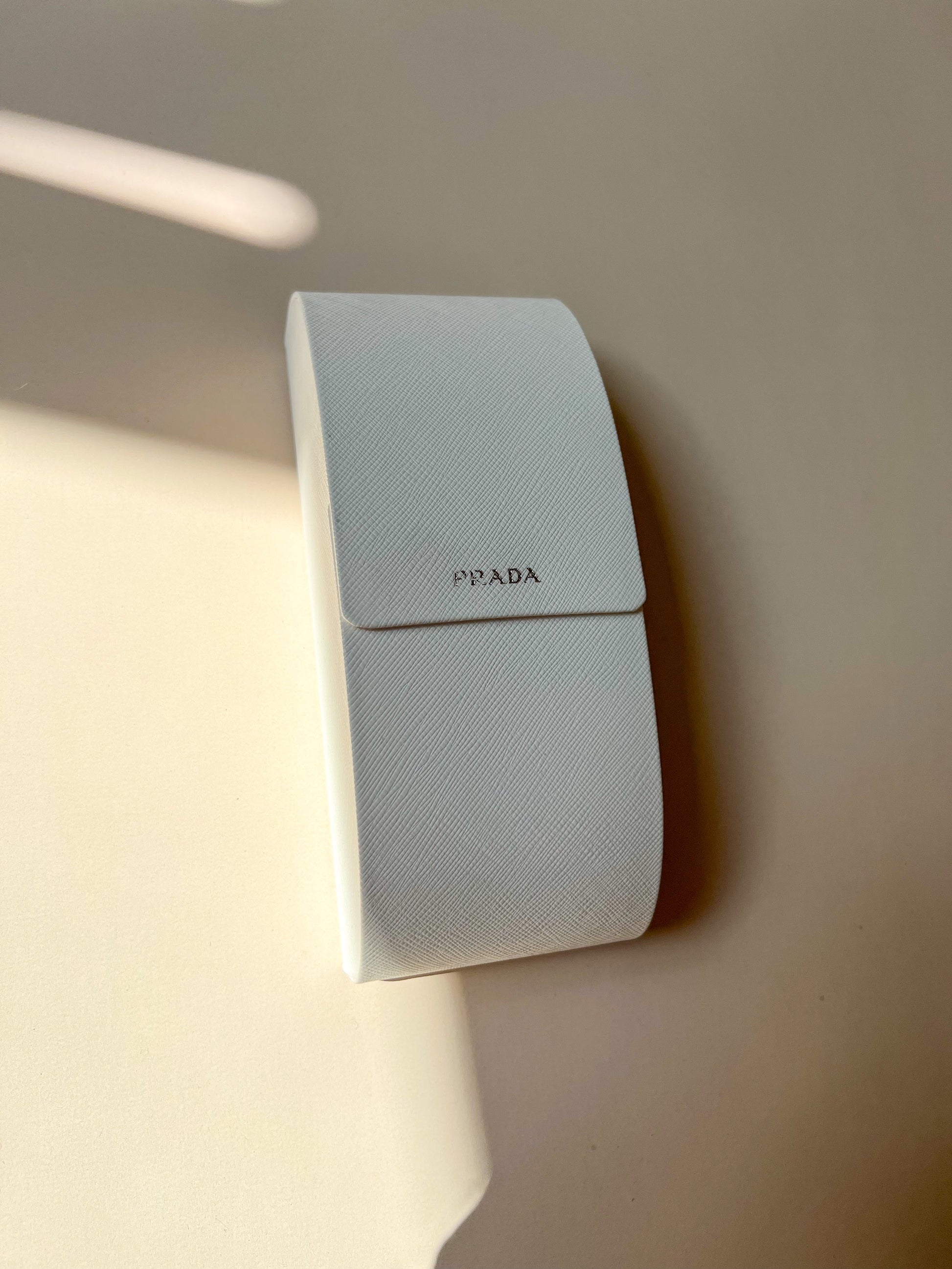 Prada Brillenetui weiß geschlossen