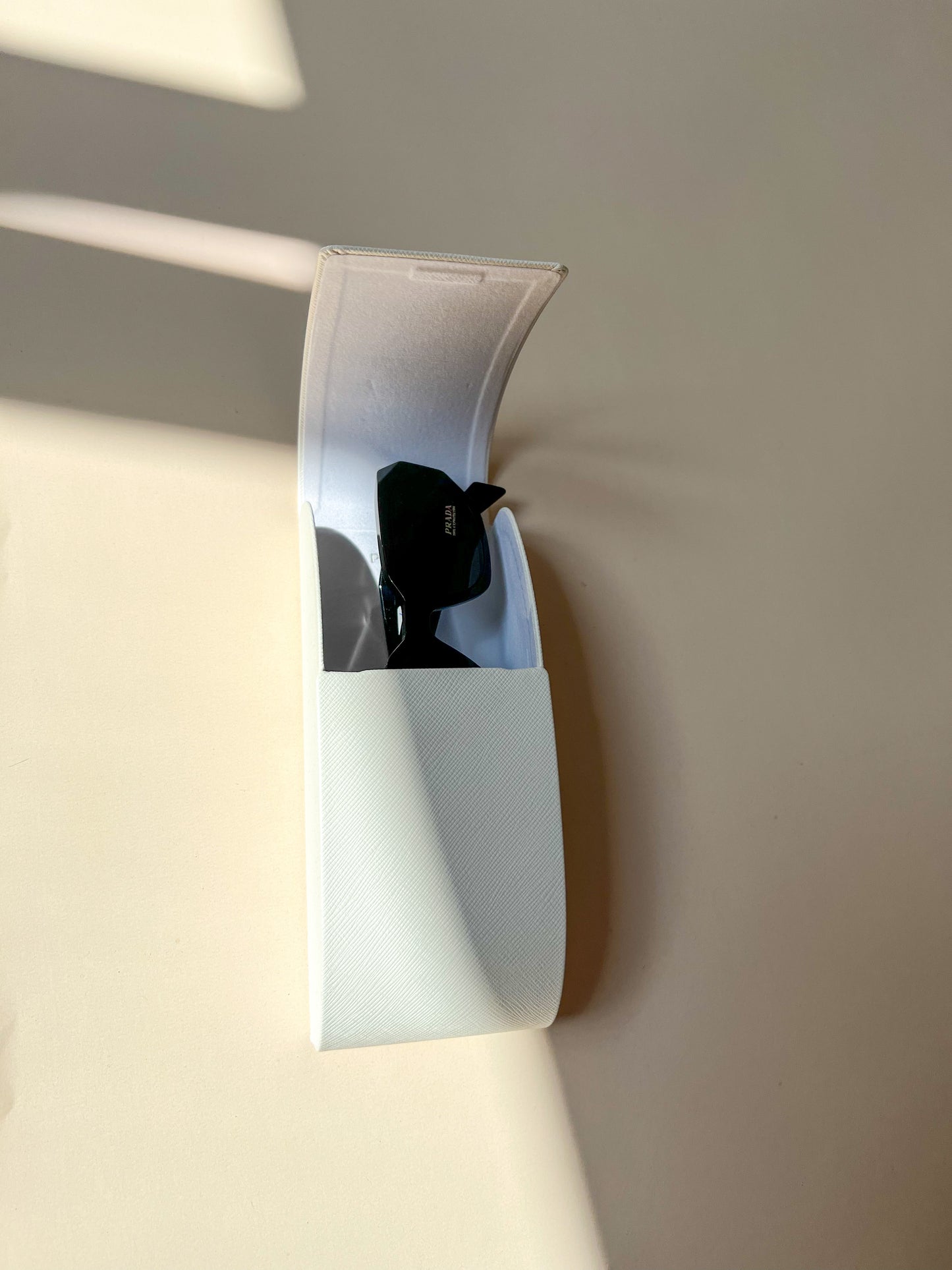 Prada Brillenetui weiß offen