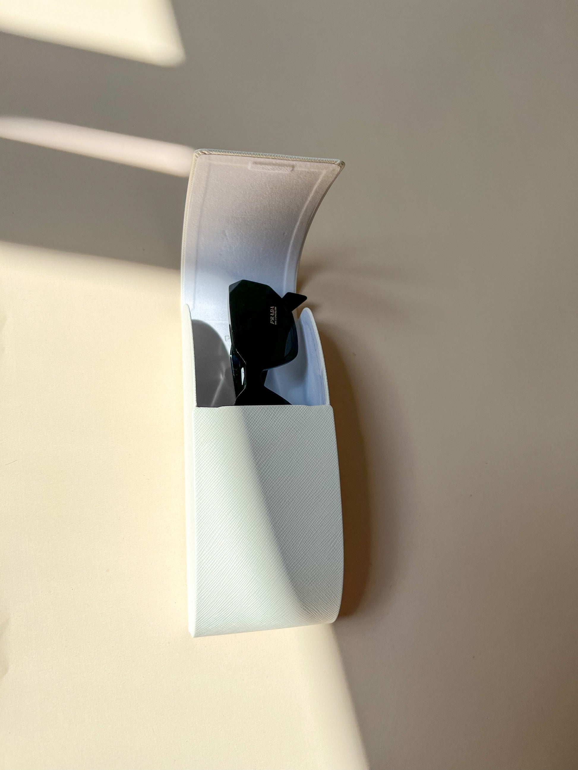 Prada Brillenetui weiß offen