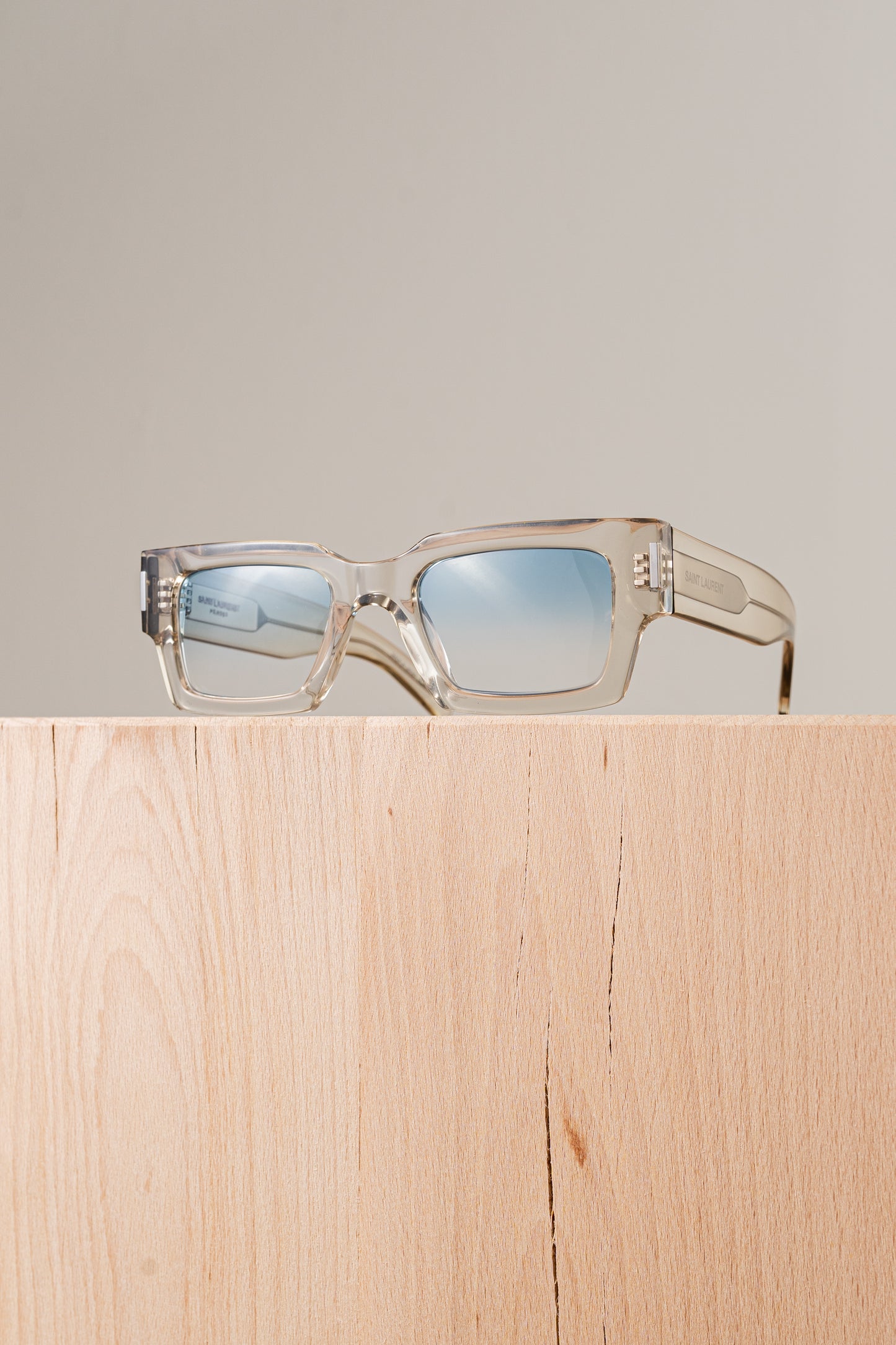 Saint Laurent  572 / 003