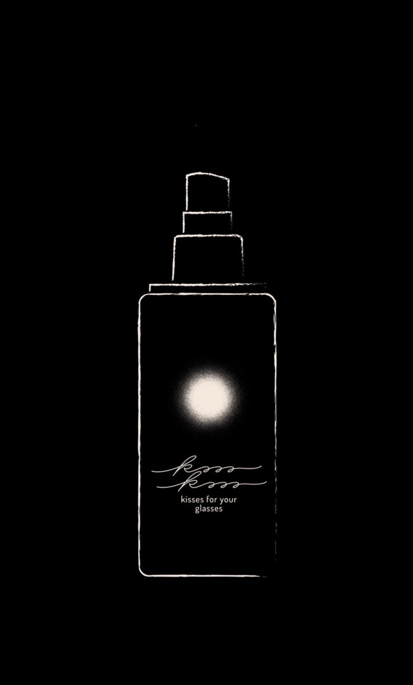 gezeichnete schwarze Flasche mit rundem Sprühnebel Logo in weiß und der Logounterschrift Ksss ksss kisses for your glasses
