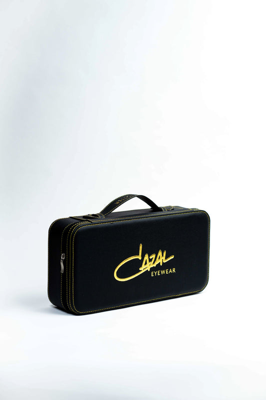 schwarzer, rechteckiger Brillenkoffer mit goldenem Cazal eyewear Logo leicht seitlich fotografiert, so dass Reißverschluss sichtbar ist