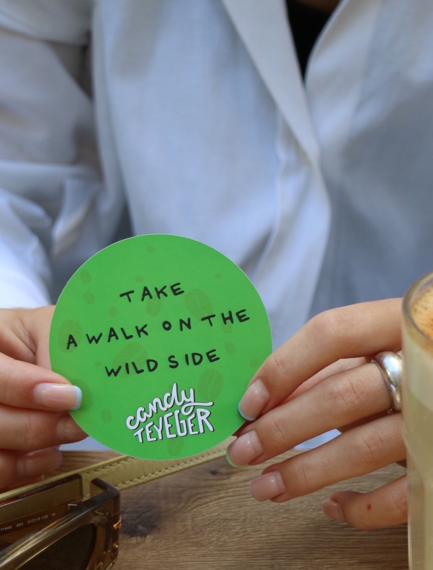 rundes, grünes Sticker mit der Aufschrift "Take a walk on the wild side" und dem Logo von Candy Teyeger