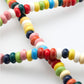 Nahaufnahme einer Brillenkette bestehend aus bunten Keramikperlen, die in einem Muster angeordnet sind