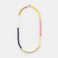 Brillenkette bestehend aus hellbraunen, weißen, dunkelblauen, gelben und rosanen Keramikperlen, die in einem Muster angeordnet sind
