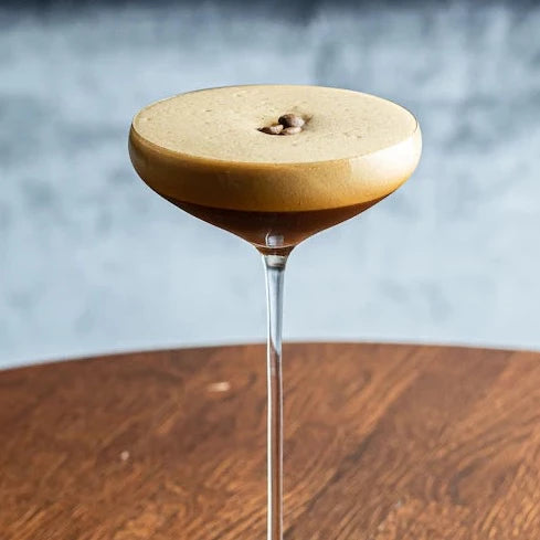 Zubereiteter Espresso Martini in edlem Glas