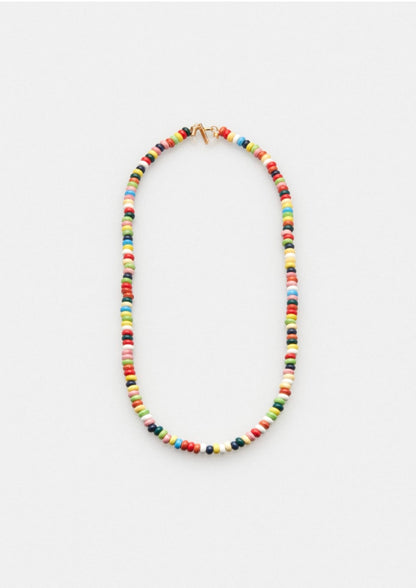 Brillenkette bestehend aus bunten Keramikperlen, die in einem Muster angeordnet sind