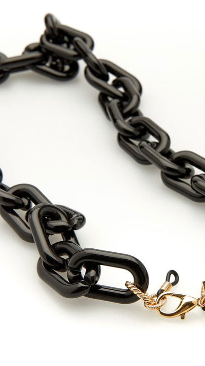 Nahaufnahme einer Brillenkette bestehend aus großen schwarzen Kettengliedern