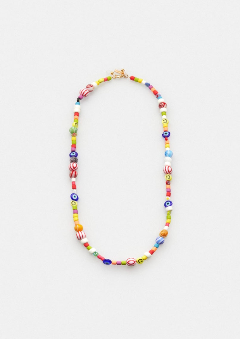 Bunte Brillenkette mit Schmuckperlen. Die Schmuckperlen haben teilweise Muster, das sehende Auge oder Smileys aufgedruckt.