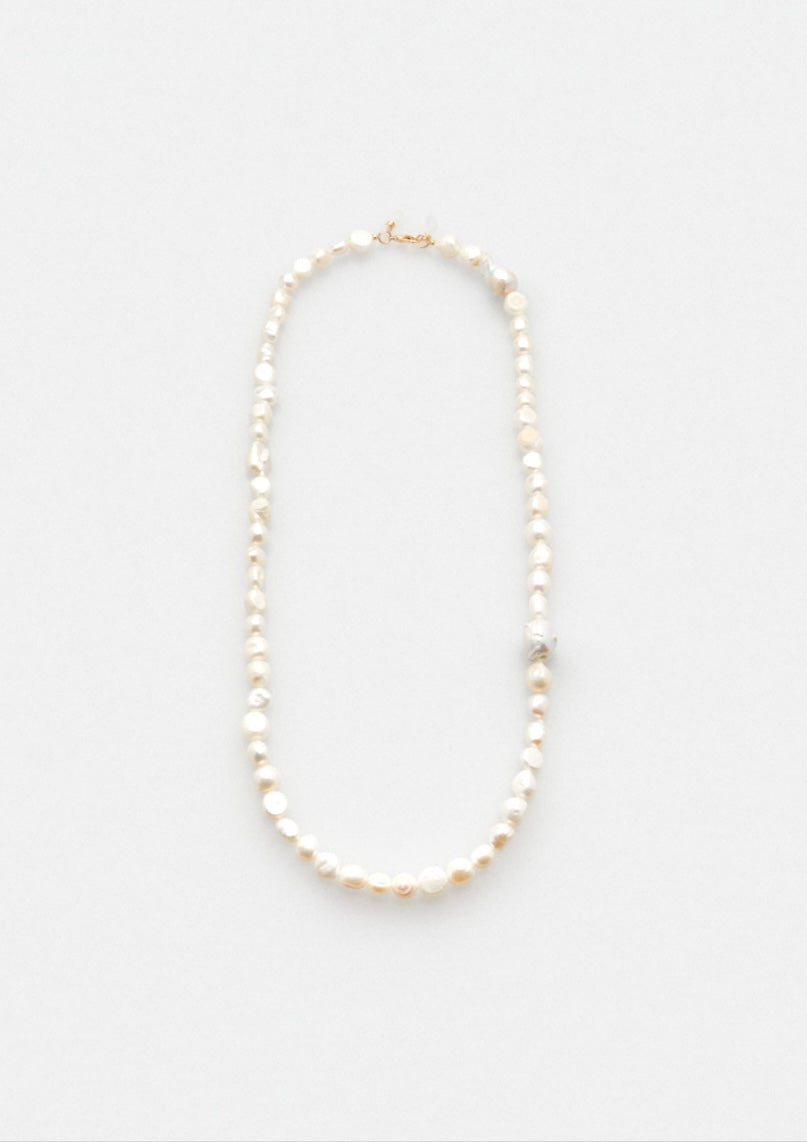 Perlenkette bestehend aus perlmuttfarbenen, unebenen Perlen