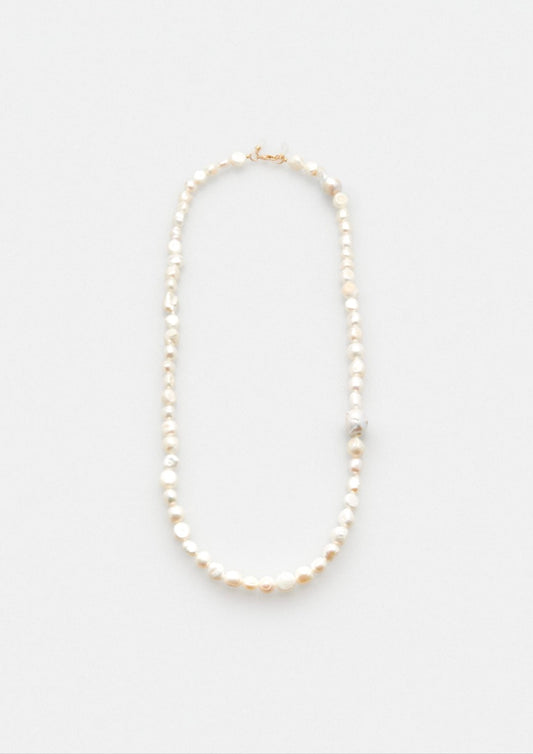 Perlenkette bestehend aus perlmuttfarbenen, unebenen Perlen