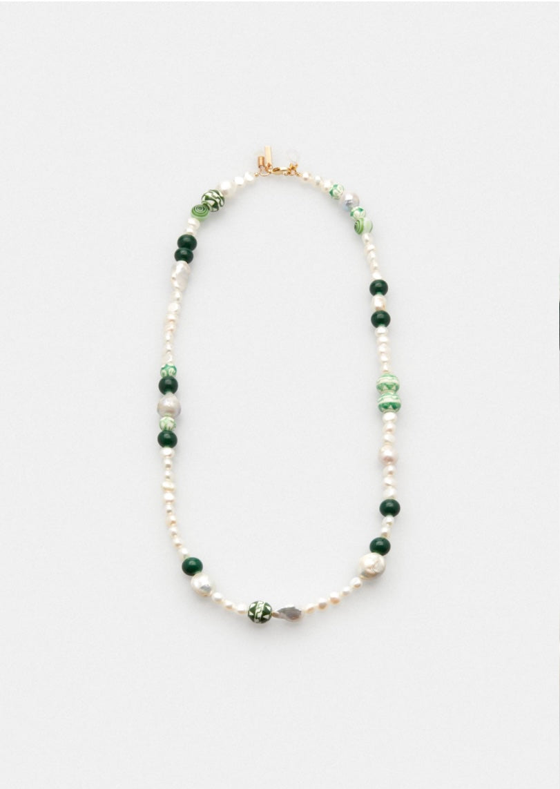 Brillenkette bestehend aus weißen Perlmutt Perlen mit einzelnen größeren, weißen Perlmutt und grünen Schmuckperlen