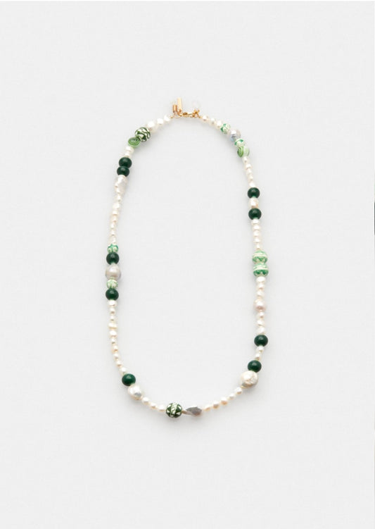 Brillenkette bestehend aus weißen Perlmutt Perlen mit einzelnen größeren, weißen Perlmutt und grünen Schmuckperlen