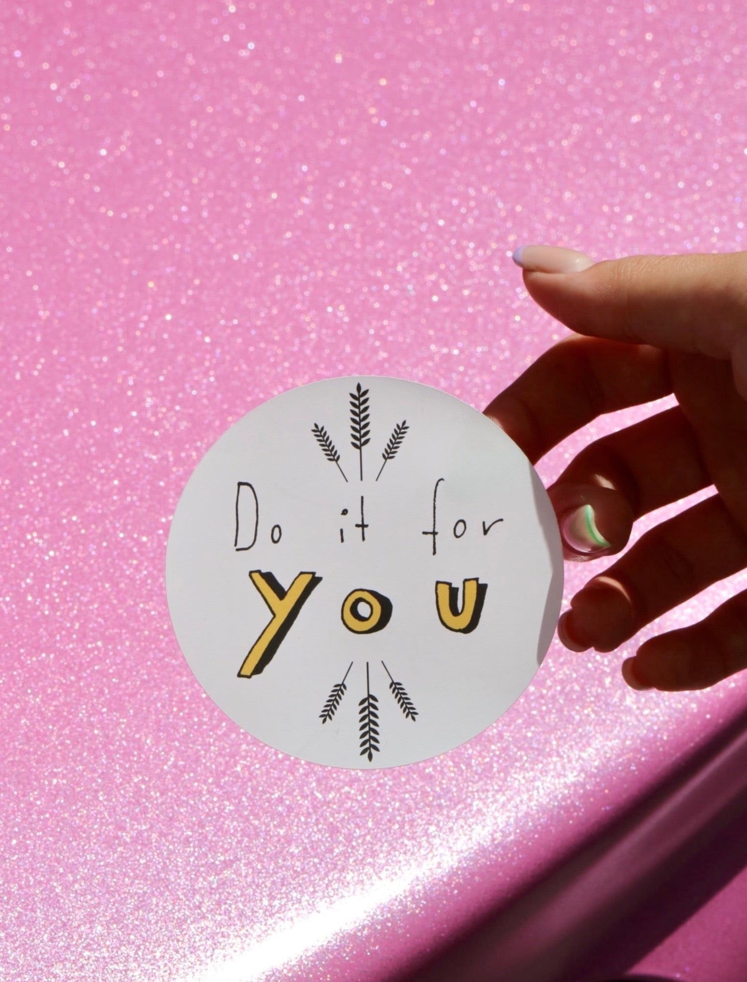 rundes, weißes Sticker mit der Aufschrift "Do it for you"